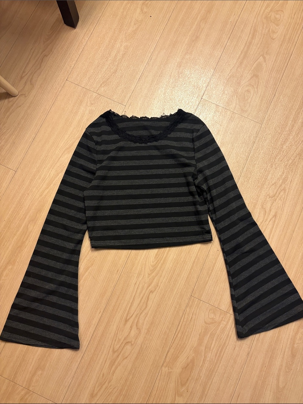 Black Striped Bell-Sleeve Crop Top XS